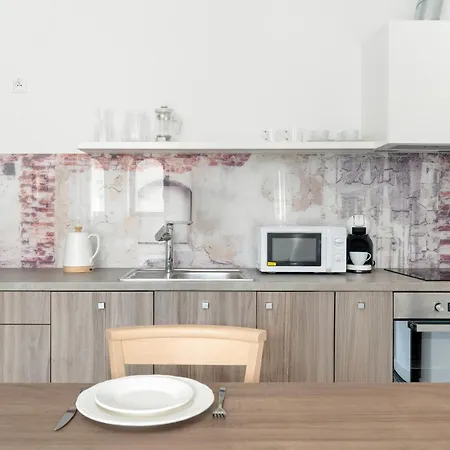 Beautiful White - Beige In By Renters ורוצלב